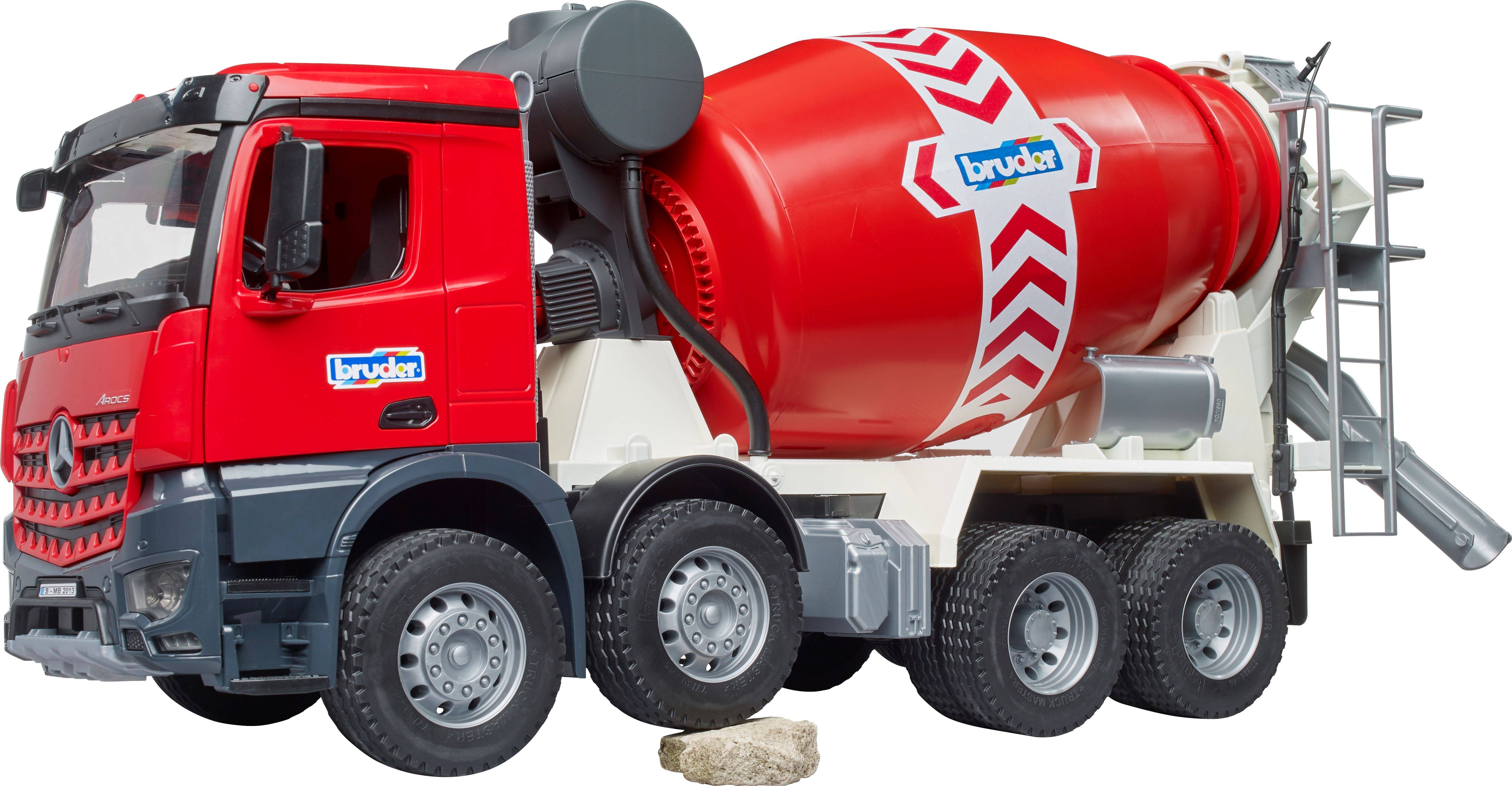 Camion-bétonnière jouet en rouge et blanc avec autocollant de marque 'bruder', sur une surface lisse, montrant des composants détaillés et des roues.