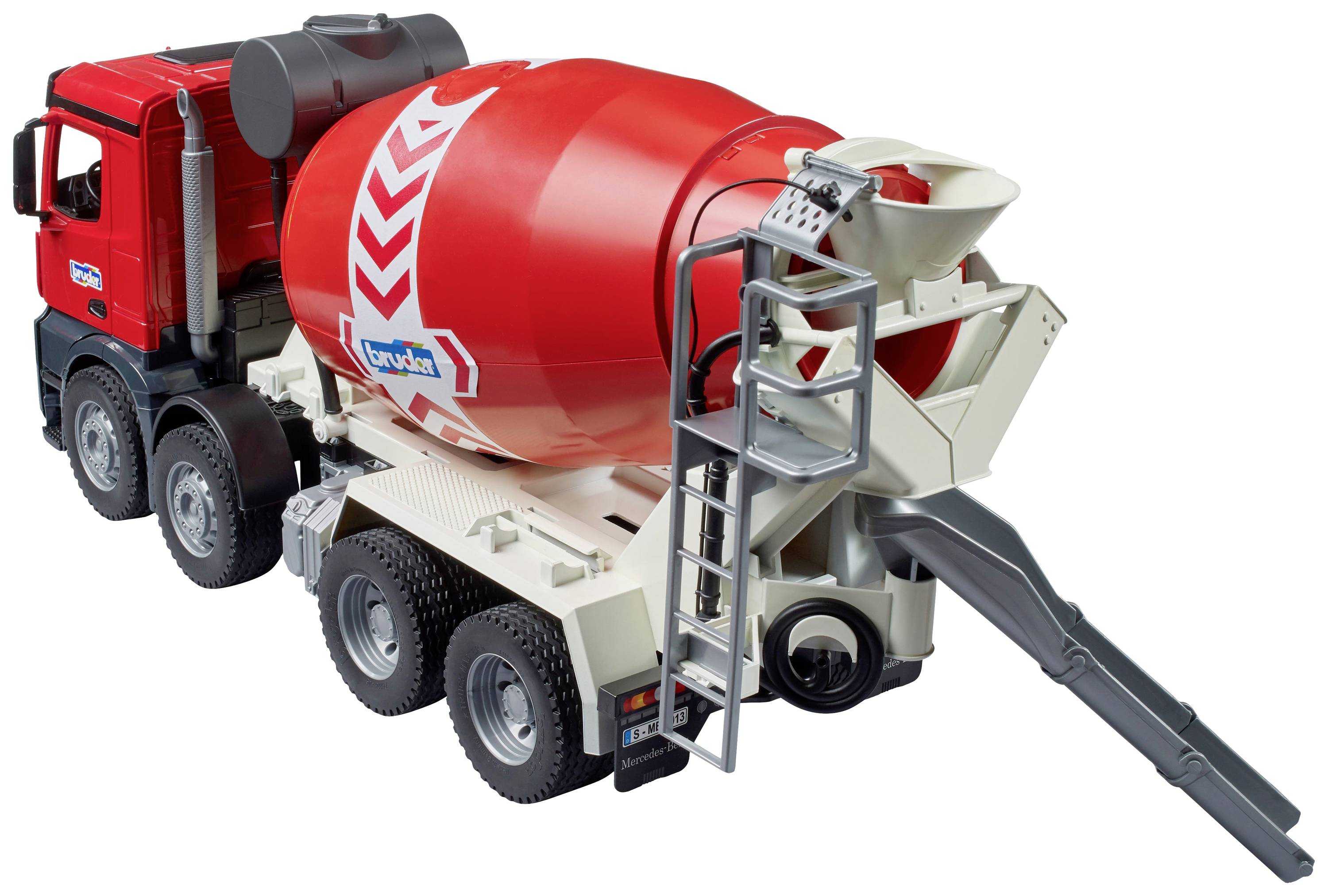 Un camion-toupie à béton rouge à plusieurs essieux, avec des échelles grises et un tuyau de déversement, est stationné sur un côté.