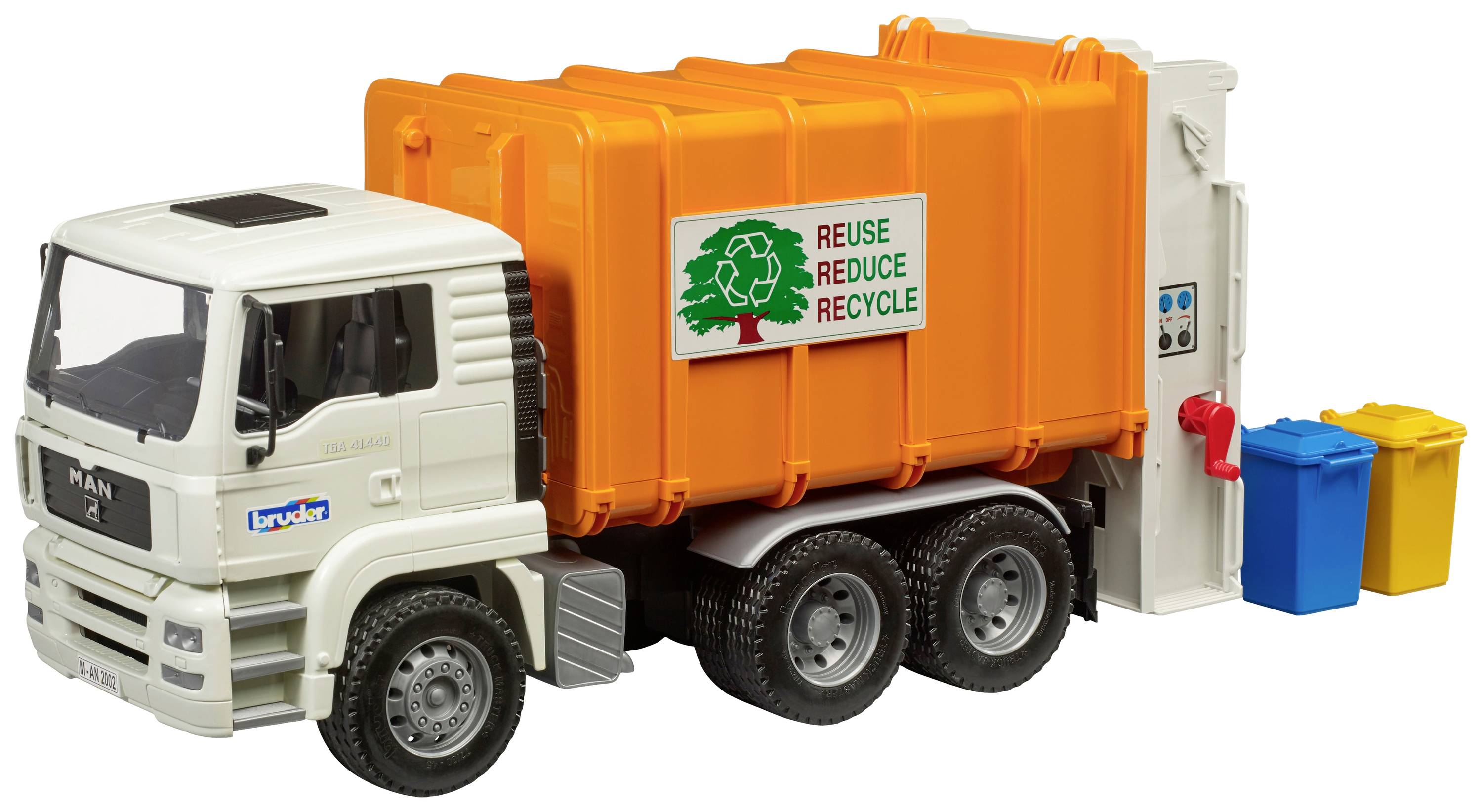 Camion-poubelle jouet en blanc et orange avec l'inscription 'Reuse Reduce Recycle'. Deux poubelles sont placées à côté.