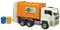 Un camion à ordures blanc avec une benne orange, portant le logo 'Reuse Reduce Recycle'. À côté se trouvent des poubelles bleues et jaunes.