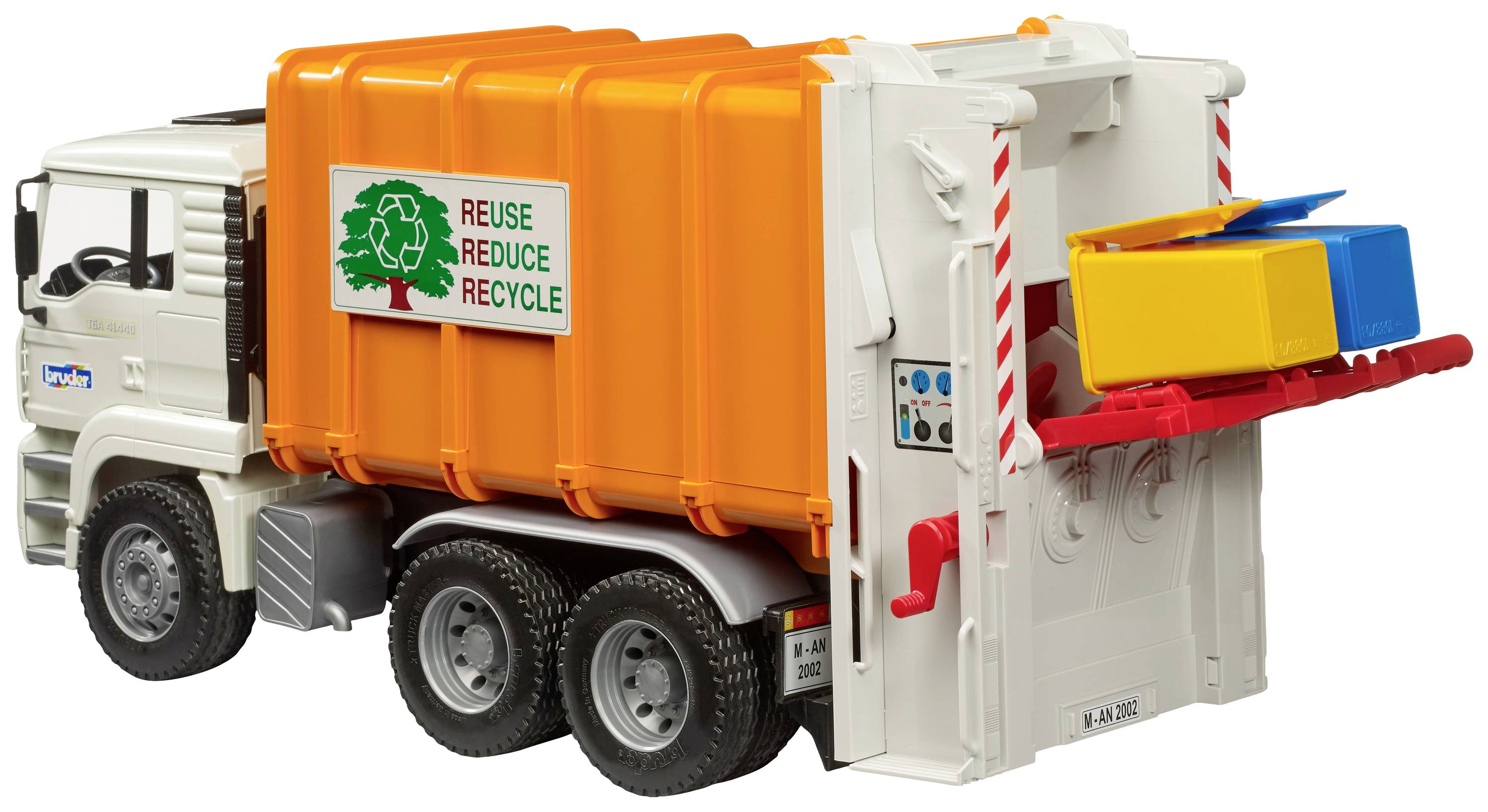 Camion-poubelle jouet avec chargement orange. L'inscription 'Reuse Reduce Recycle' est apposée sur le côté. Le levier de chargement à l'arrière soulève le conteneur.