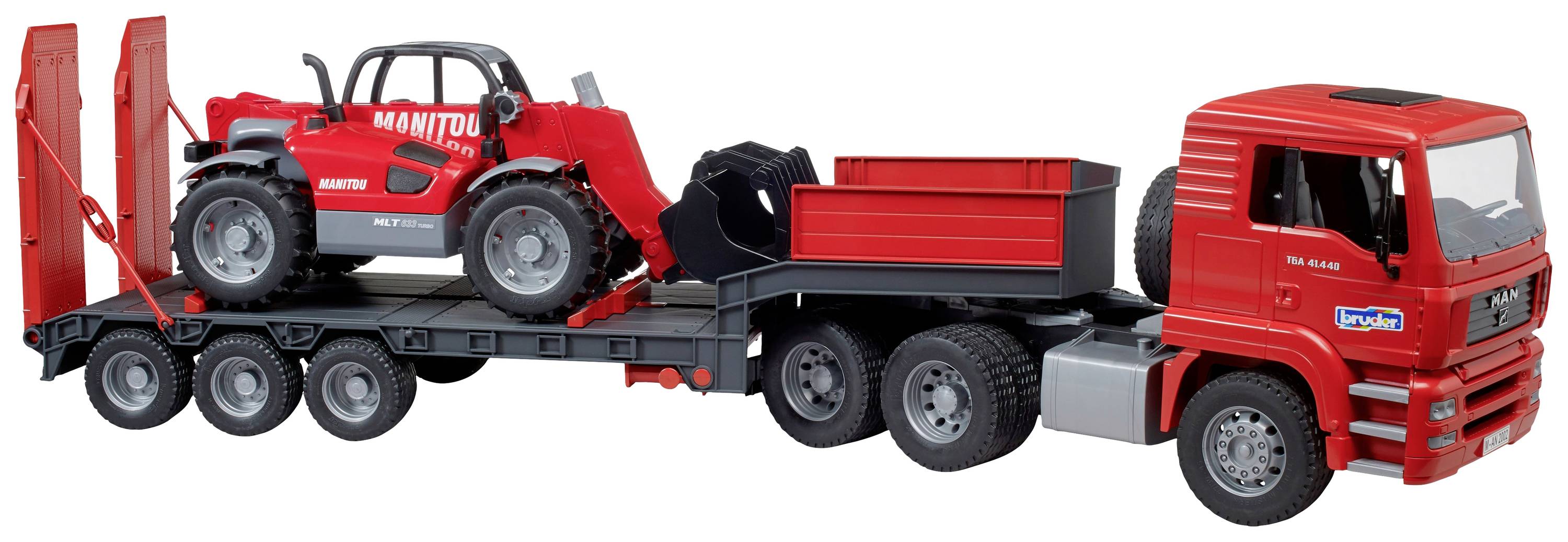 Un camion-jouet rouge avec une remorque transporte un chariot élévateur rouge. Les deux véhicules sont conçus avec de nombreux détails.