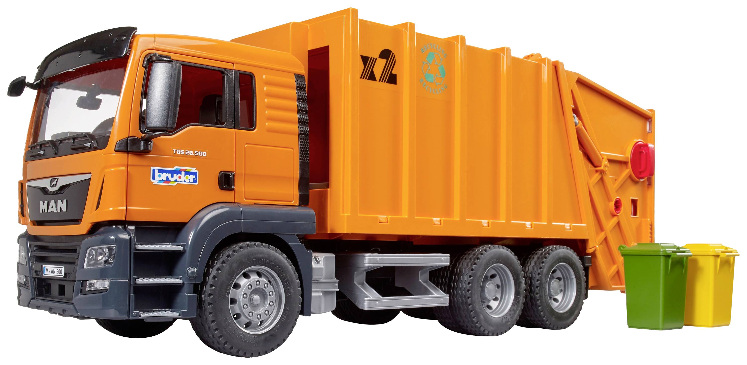 Un camion poubelle orange à trois essieux, à côté duquel se trouvent deux conteneurs de couleurs verte et jaune.