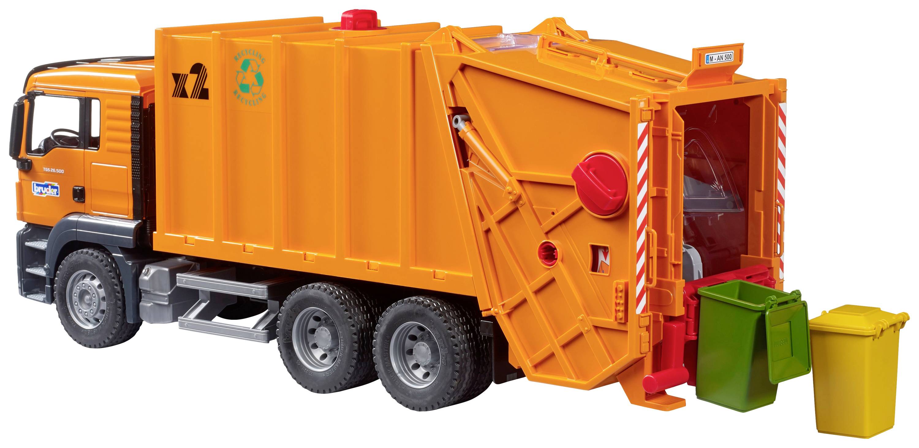 Un camion poubelle orange charge des conteneurs à ordures à l'aide d'un dispositif automatique. À l'arrière-plan, deux conteneurs, l'un vert et l'autre jaune, sont visibles.