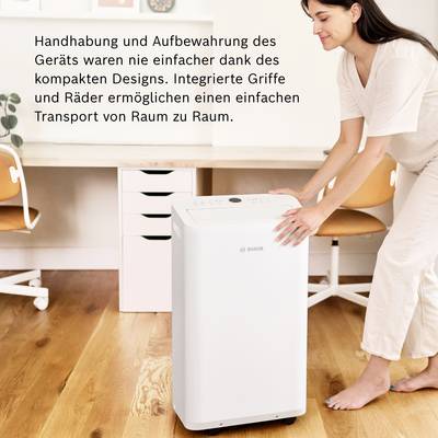 Une femme est agenouillée à côté d'un appareil blanc Bosch dans la pièce. Un texte explique la facilité d'utilisation et de rangement grâce à sa conception compacte.