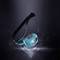 Lampe frontale noir et bleu qui semble étanche, sur un fond noir avec des éclaboussures d'eau.