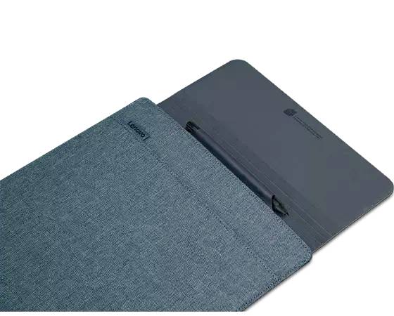 Un ordinateur portable dans une housse en tissu vert, avec le logo de marque 'Lenovo' visible. La housse est légèrement ouverte, et l'appareil est partiellement visible.