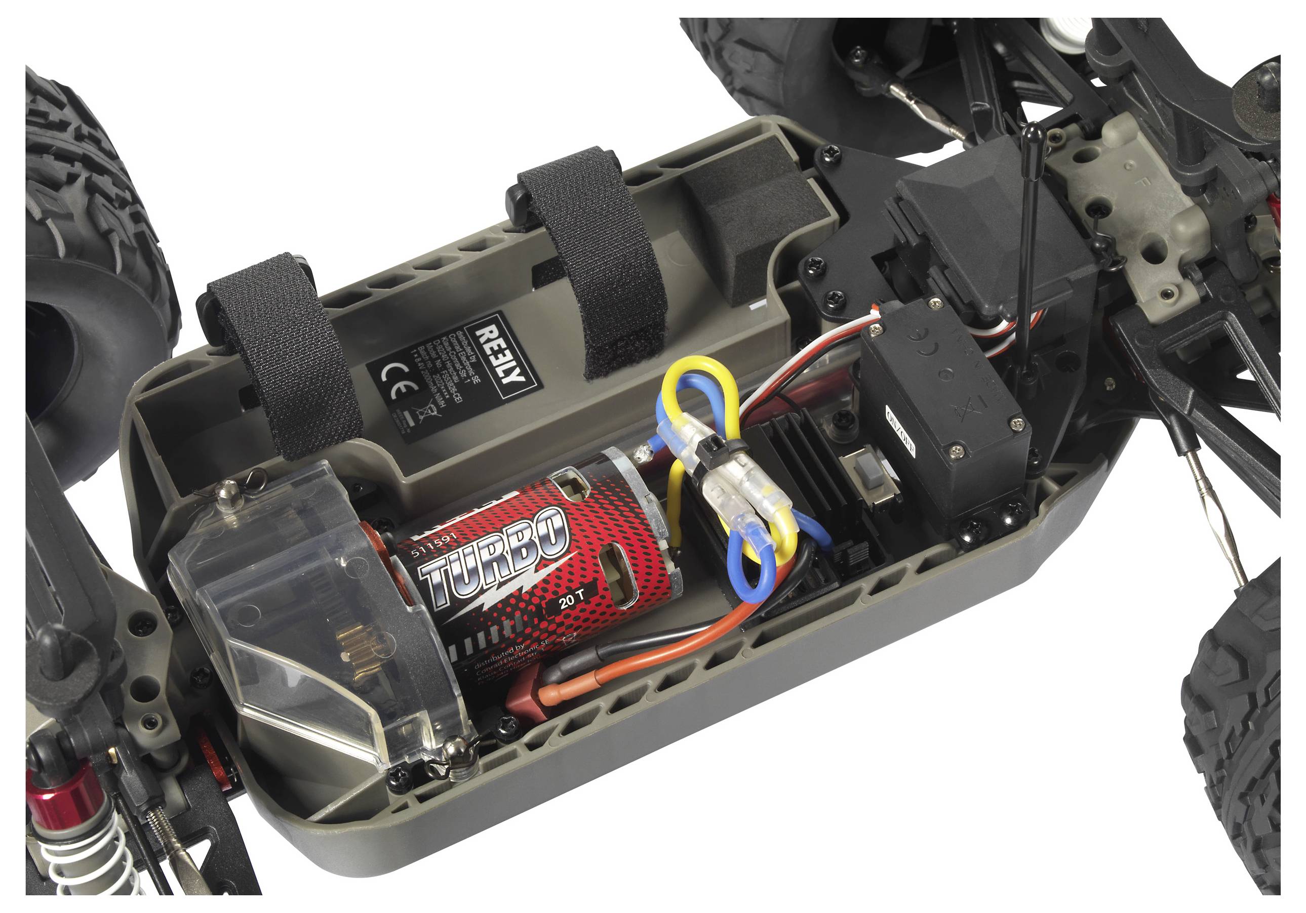 Gros plan d'une voiture télécommandée montrant le moteur, l'électronique et le câblage.