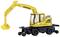 Un petit pelleteuse jaune portant l'inscription 'Liebherr' sur son bras, monté sur un châssis noir à quatre roues.