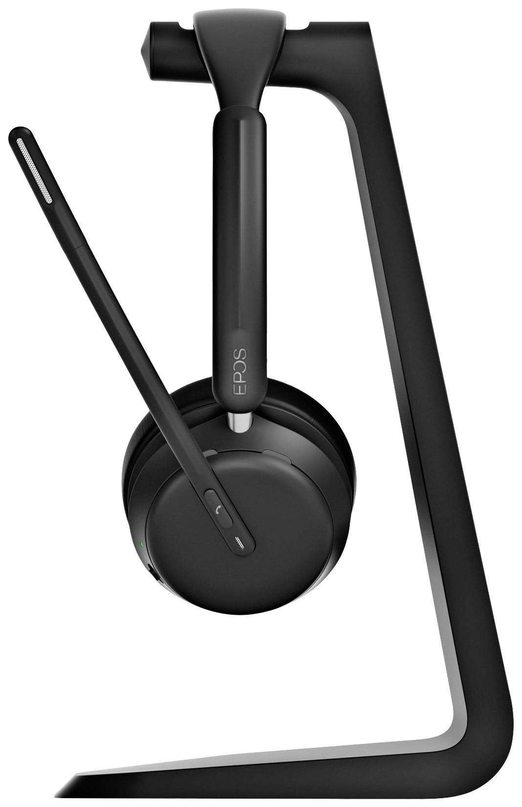 Un casque noir sans fil avec microphone, focalisé sur un support noir.