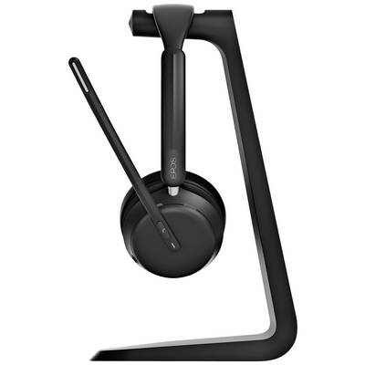 Un casque noir avec microphone est posé sur un support moderne et minimaliste fait d'un matériau similaire.