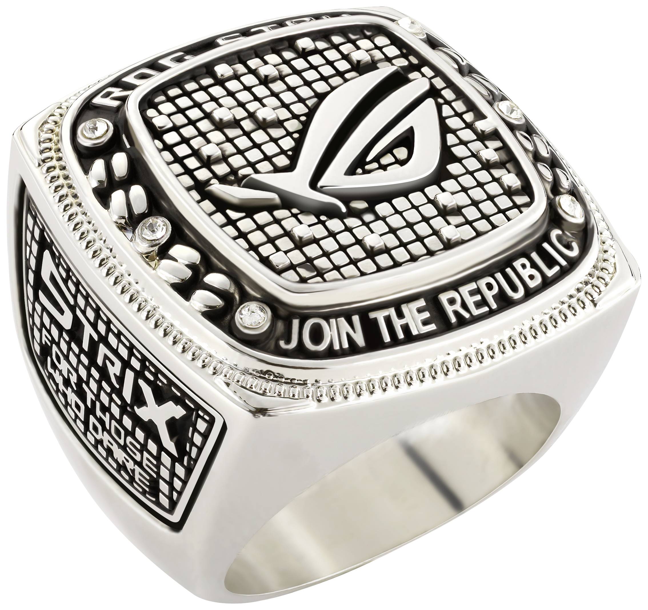 Une bague en argent à surface cubique, avec un grand symbole 'R' au centre. Sur les côtés sont inscrits 'STRIX' et 'REJOIGNEZ LA RÉPUBLIQUE'.