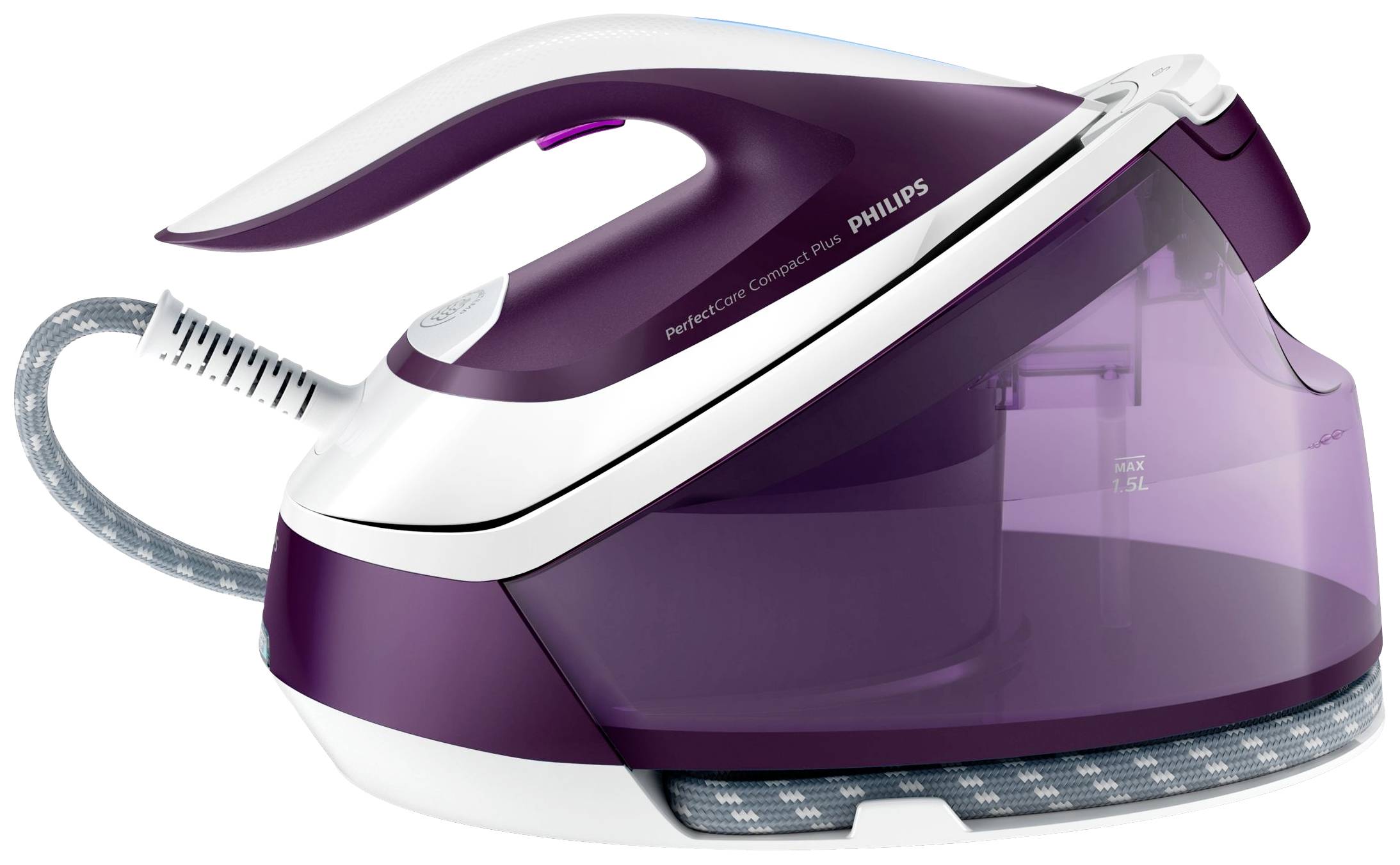 Fer à repasser à vapeur avec un réservoir d'eau violet et une poignée blanche. Il est placé sur le côté sur une surface transparente.