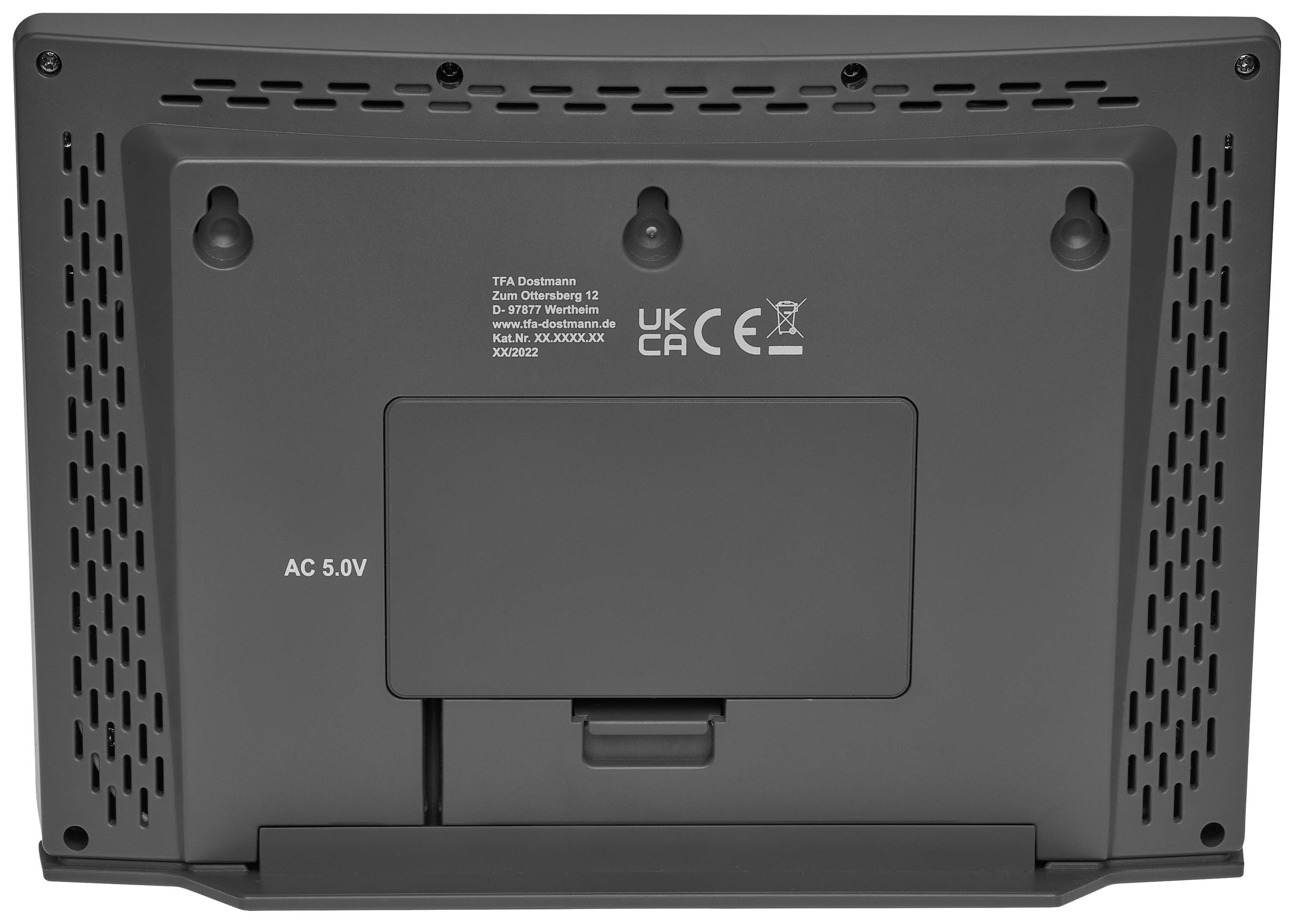 Dos d'un appareil électronique avec un compartiment de batterie et des informations techniques indiquant une exigence de tension de 5,0 V.