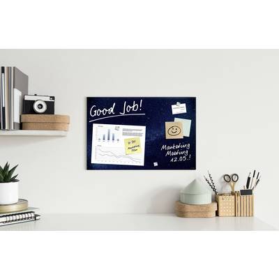 Sur un bureau se trouve une étagère avec un appareil photo et des plantes. Au mur est accroché un tableau d'affichage avec des notes, des graphiques et les textes « Bon travail ! » et « Réunion marketing 12.05 ».