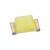 Un composant électronique jaune rectangulaire avec deux connexions de couleur cuivre à gauche et à droite.