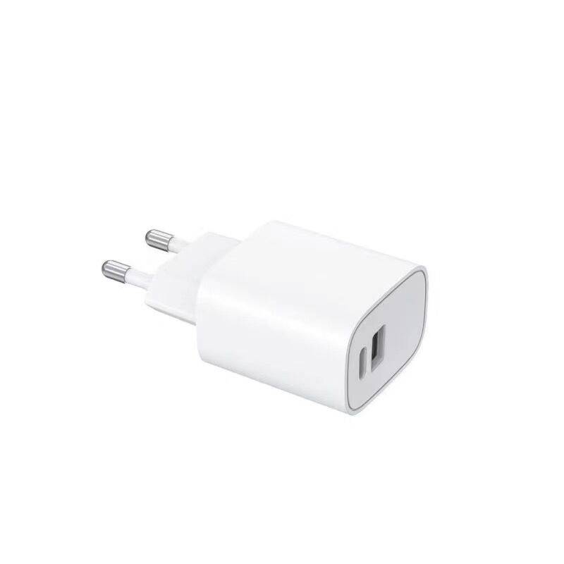 Un adaptateur de chargement USB blanc pour prises électriques européennes, avec un port USB sur le côté, adapté pour charger des appareils électroniques.
