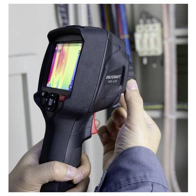 Personne utilisant une caméra thermique portative pour inspecter l'installation électrique à l'intérieur d'un mur ou d'un panneau.