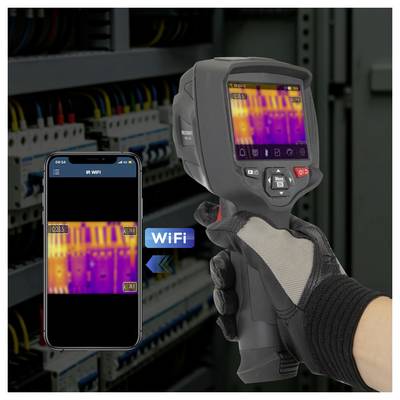 Caméra thermique portative analysant un panneau électrique, avec une application smartphone affichant la même carte thermique et la connectivité « WiFi ».