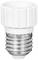 Gros plan sur un adaptateur de douille de lampe blanc avec filetage vissé, adapté pour connecter des ampoules à différentes bases.