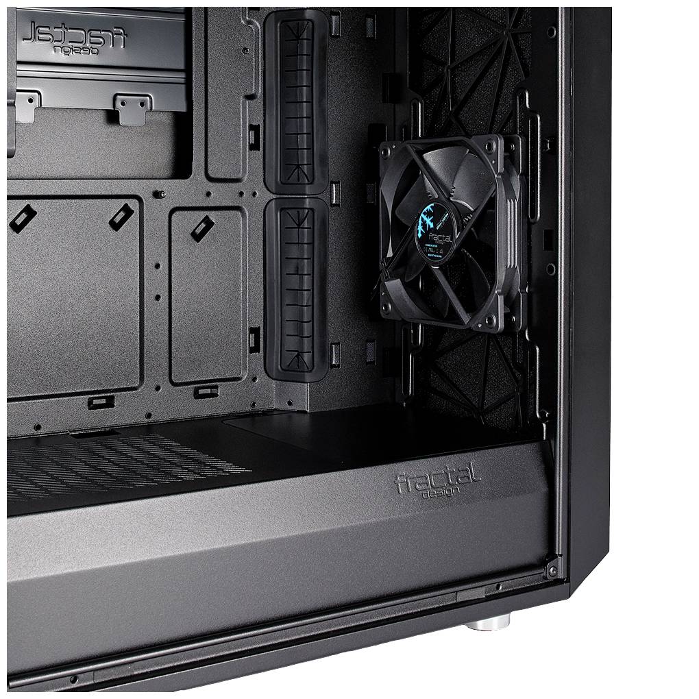 Boîtier d'ordinateur ouvert avec un ventilateur intégré sur le côté droit. Surface intérieure noire avec des options de gestion des câbles.