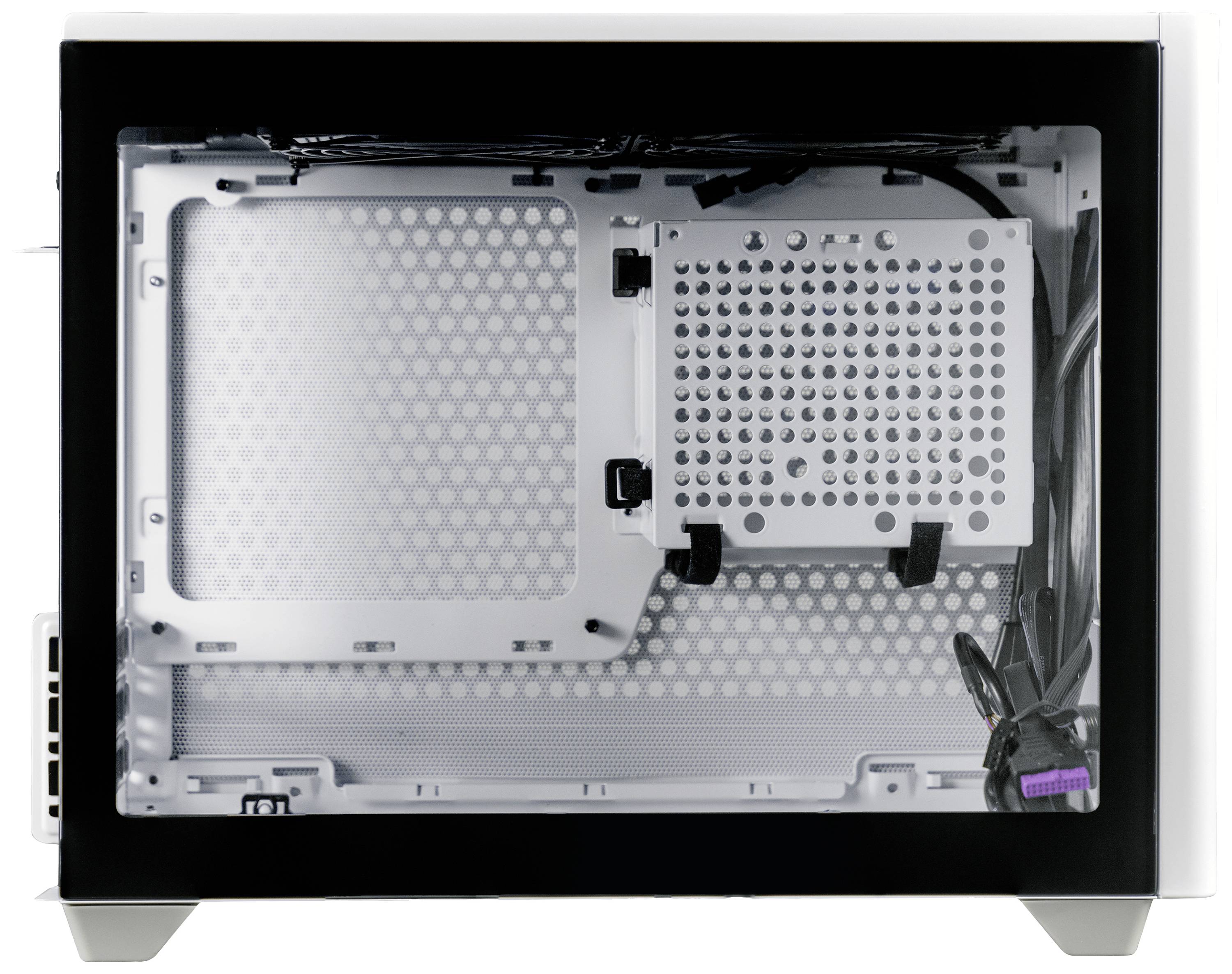 Un boîtier d'ordinateur vide en métal avec des parois perforées, des câbles et des emplacements pour composants, représenté de côté.