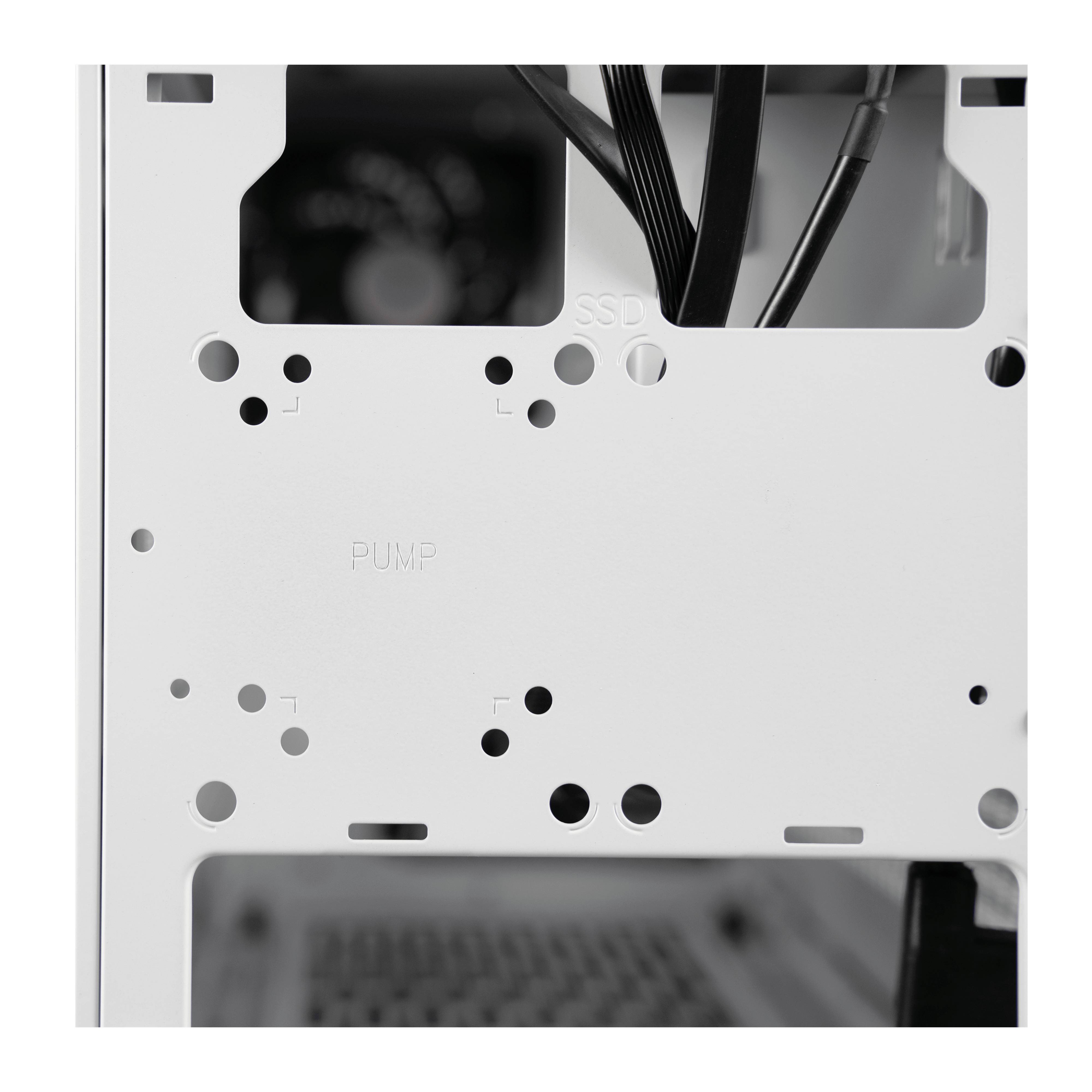 'Intérieur d'un boîtier d'ordinateur avec supports pour SSD et une pompe. Des câbles passent à travers les ouvertures, des ventilateurs en arrière-plan.'