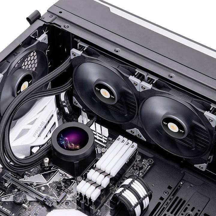 Un boîtier d'ordinateur ouvert montre une carte mère intégrée avec des ventilateurs, un heat pipe et des barrettes de RAM.