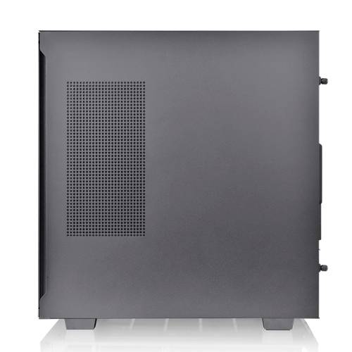 Un boîtier d'ordinateur gris avec une grille de ventilation sur le côté, fermé et debout verticalement.