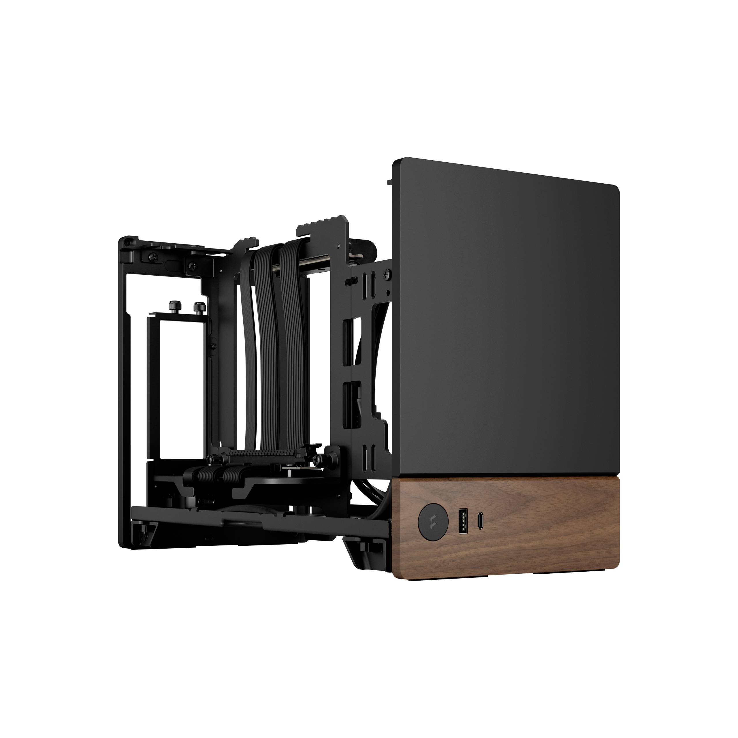 Un boîtier d'ordinateur moderne en bois et métal, présentant un design ouvert avec de l'électronique visible. Interrupteur d'alimentation et ports USB à l'avant.