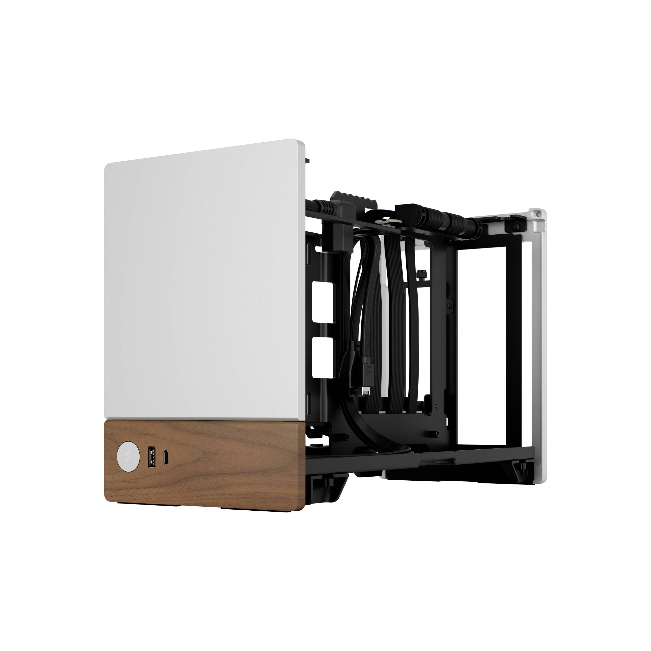 Un boîtier d'ordinateur ouvert avec des panneaux blancs et des détails en bois. Les câbles et les connexions sont visibles.