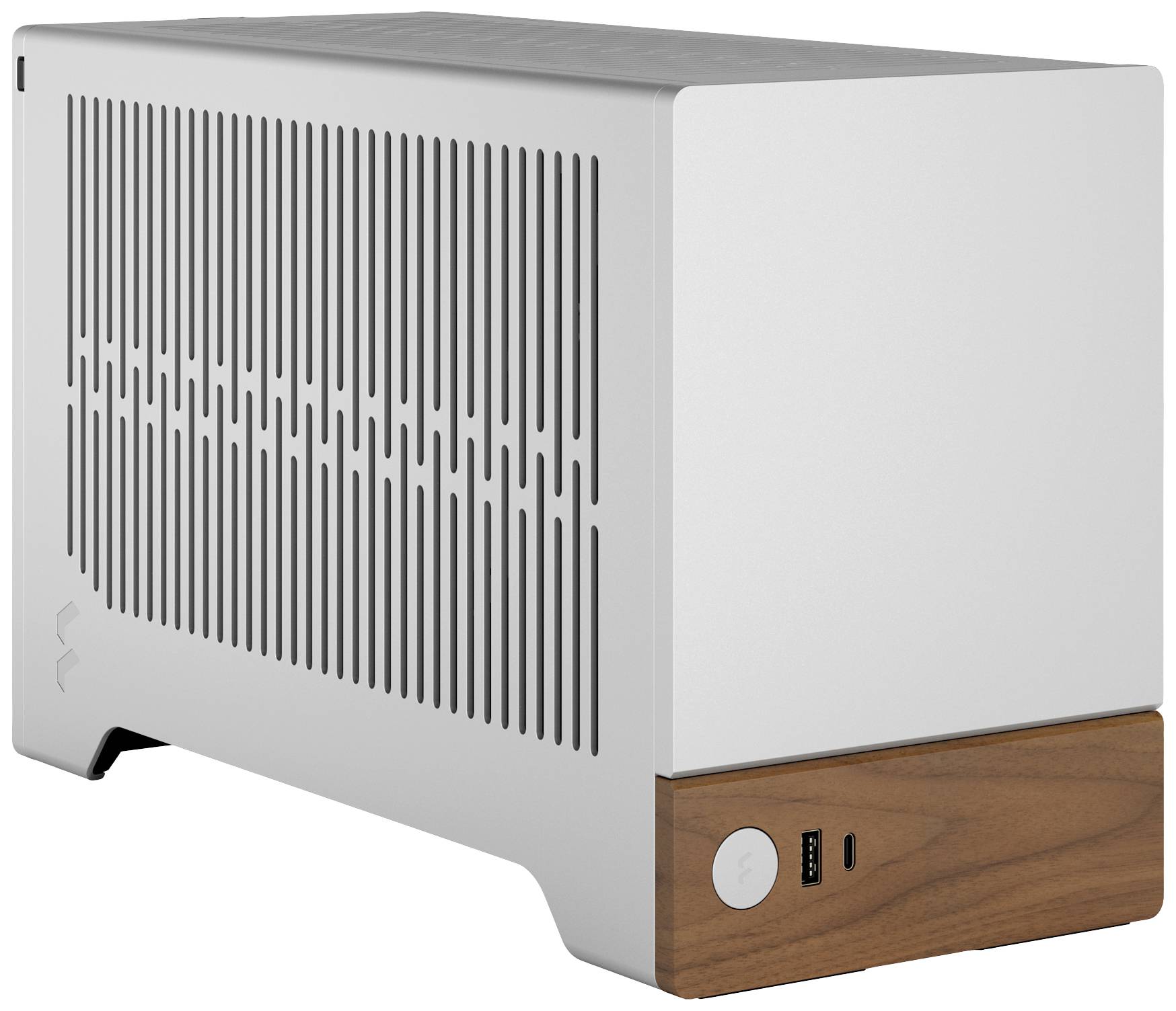 Un boîtier d'ordinateur argenté avec des ornements en bois, des fentes de ventilation sur le côté et des ports à l'avant.
