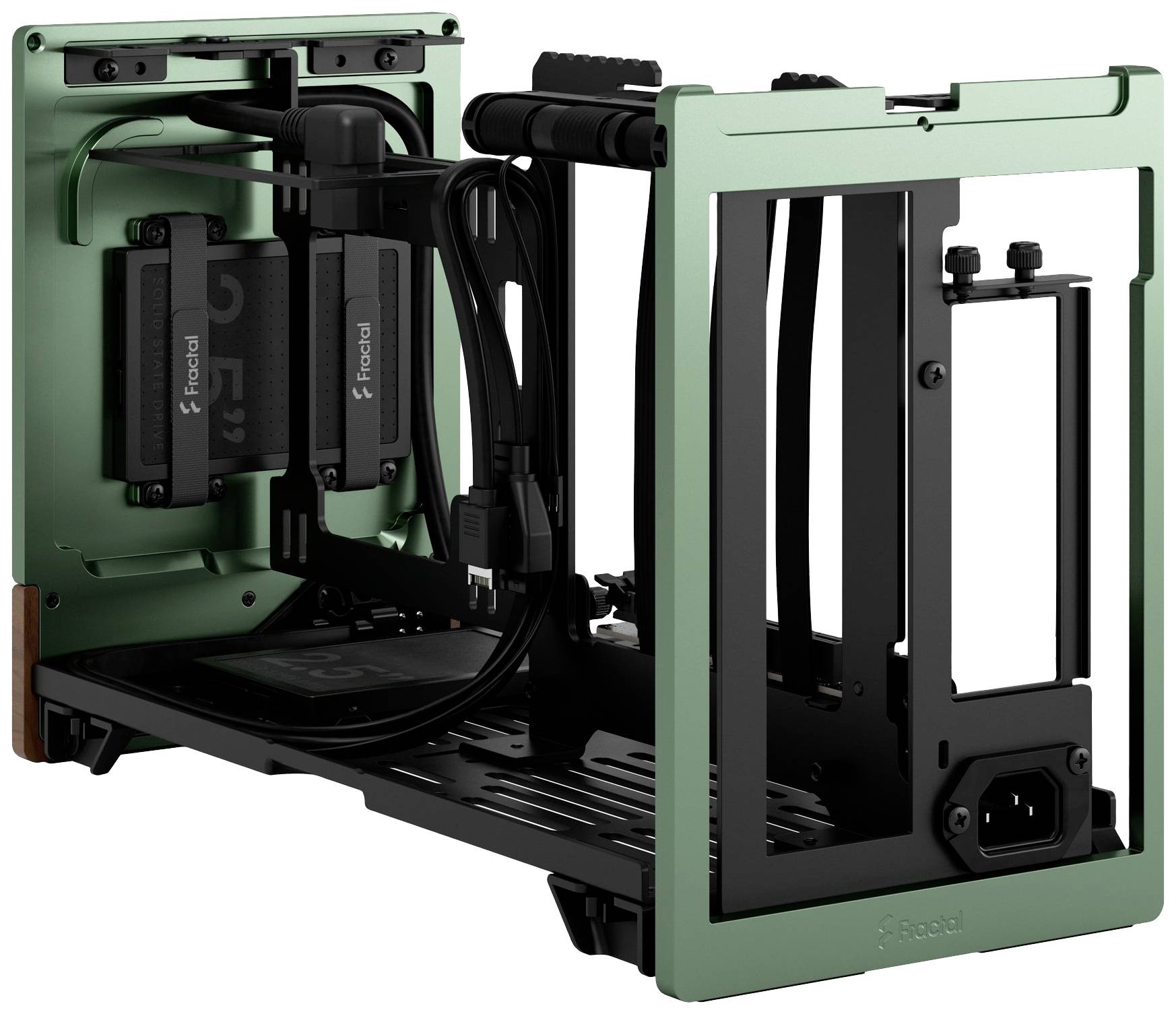 Un boîtier d'ordinateur ouvert de couleur verte avec des disques durs intégrés. Les câbles et les connexions sont visibles, aucune carte mère n'est installée.