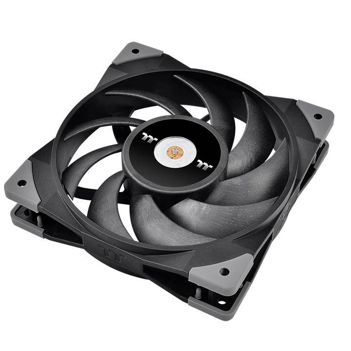 Un ventilateur d'ordinateur noir simple avec des coins gris, un cadre carré et des pales disposées en spirale.