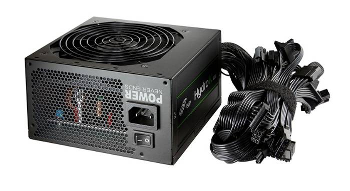 Bloc d'alimentation d'ordinateur noir avec ventilateur, plusieurs câbles et un autocollant vert portant l'inscription 'Hydro'.