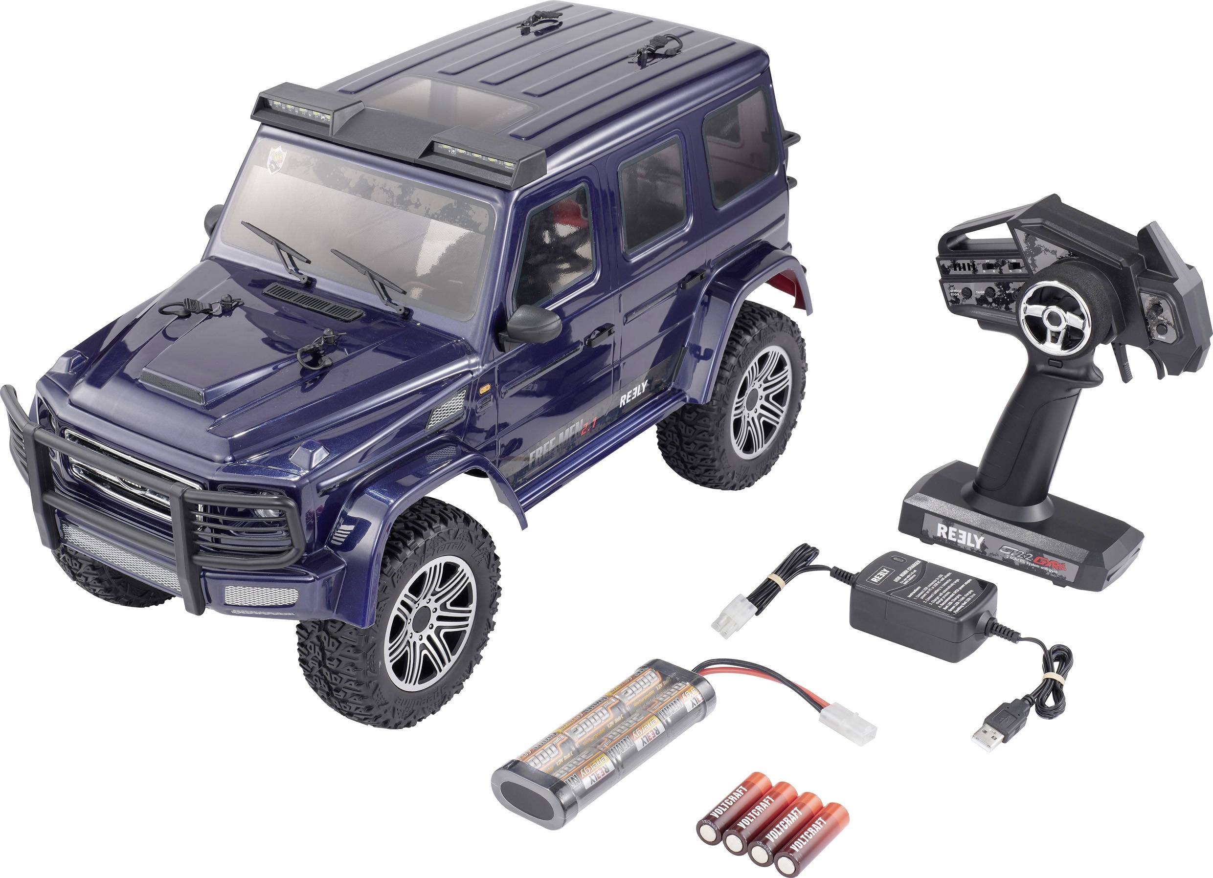 Voiture télécommandée de couleur bleu foncé avec accessoires : télécommande, chargeur, batterie et piles. Modèle de style SUV.