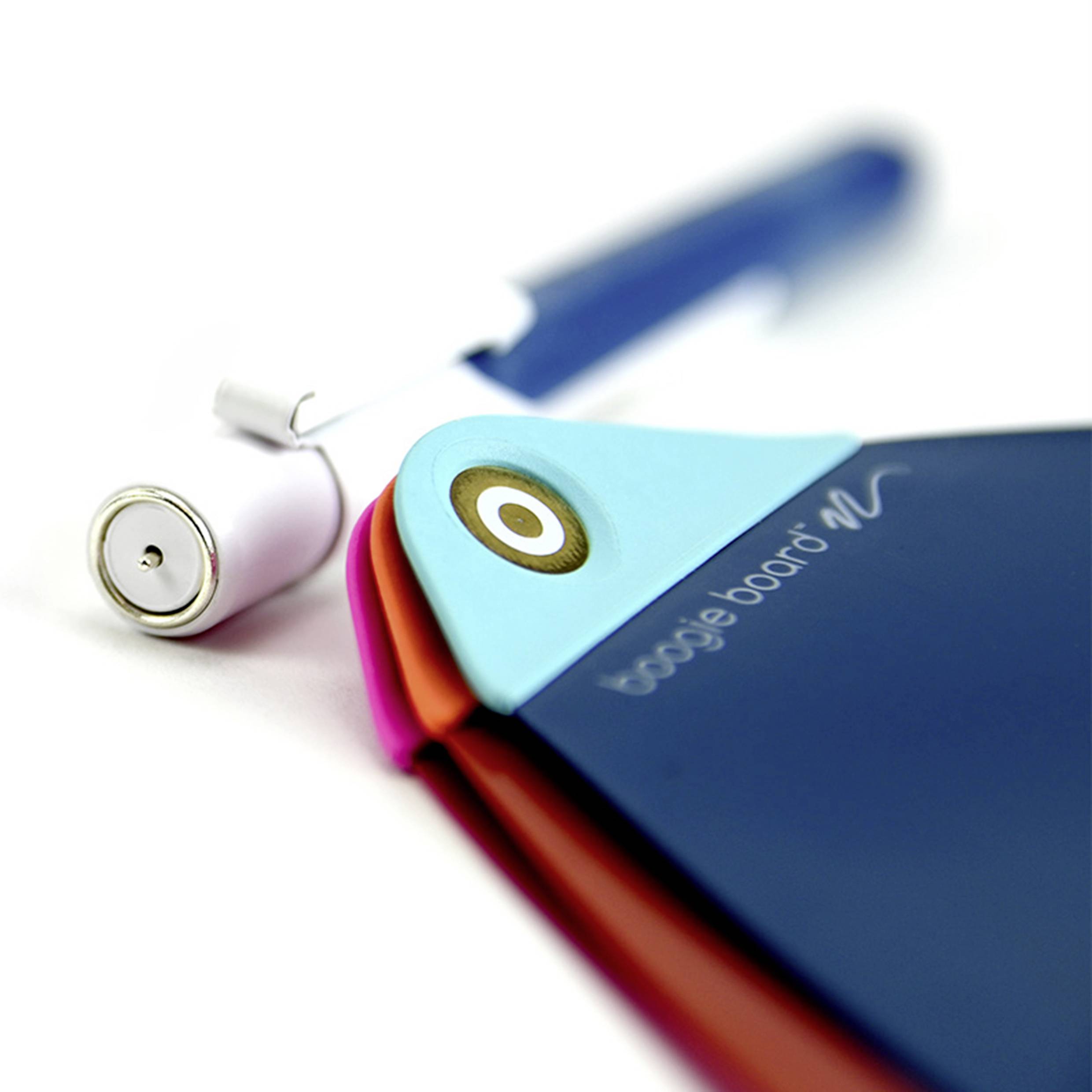 Un stylo bleu et des échantillons de couleurs superposés et colorés sur un fond blanc.