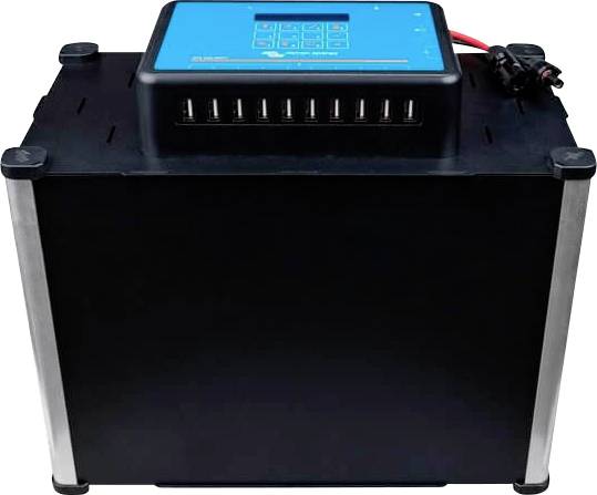 Un boîtier rectangulaire noir avec une interface de commande bleue en haut, plusieurs connexions en dessous et deux câbles connectés.