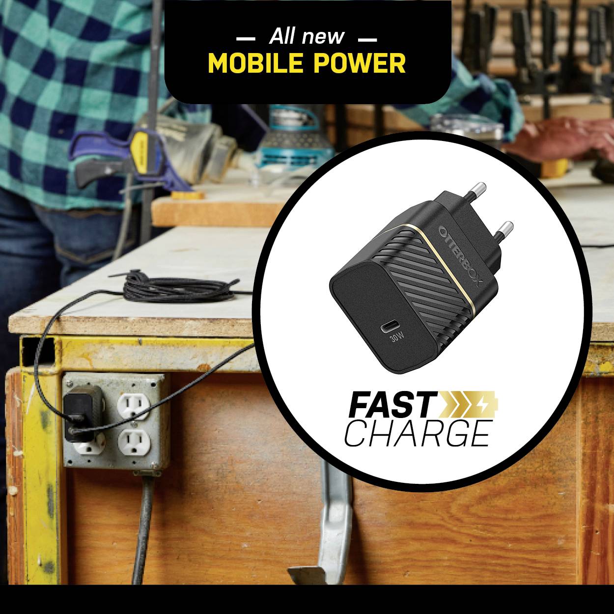 Un adaptateur de charge mobile portant l'inscription 'OTTERBOX' est posé sur une table. Un atelier est visible en arrière-plan. Texte : 'Toute nouvelle puissance mobile. Charge rapide'.