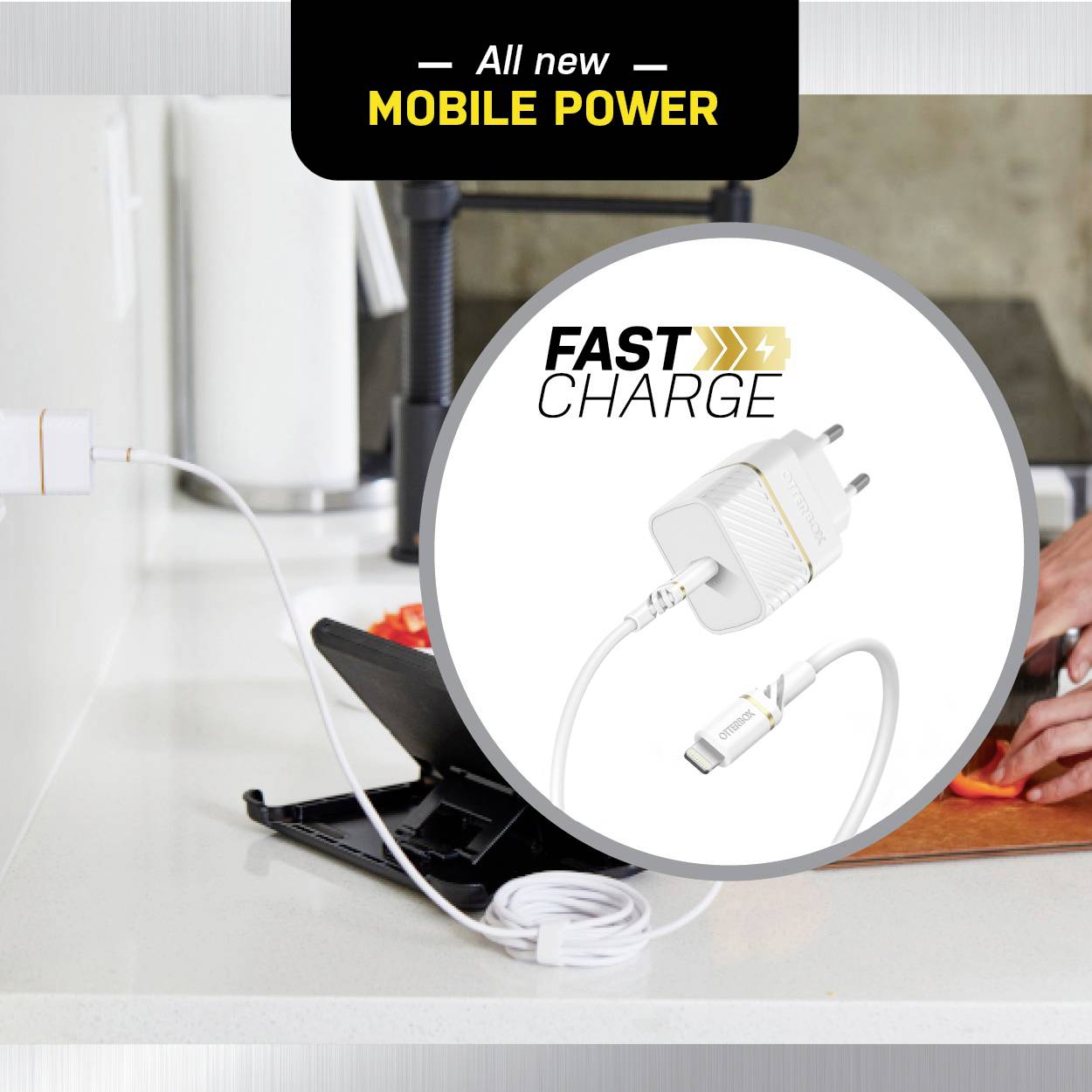 Adaptateur de charge rapide avec câble USB-C, branché à une prise électrique. Slogan 'Charge Rapide'. Chargeur sur une table de cuisine, près d'une personne.