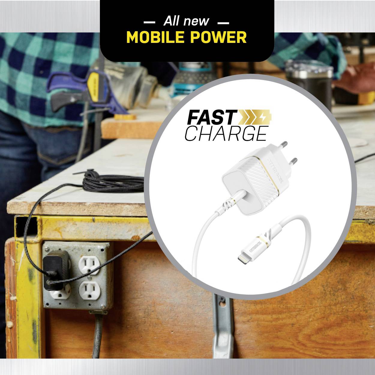 'Chargeur Mobile Power tout nouveau' avec prise électrique. Texte 'Charge Rapide'. Arrière-plan montrant un atelier avec une table en bois et des câbles.