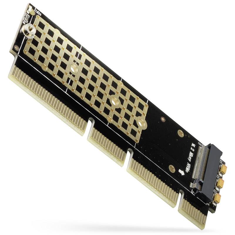 Module RAM sur fond blanc, pris de côté, montrant les broches et les composants électroniques.