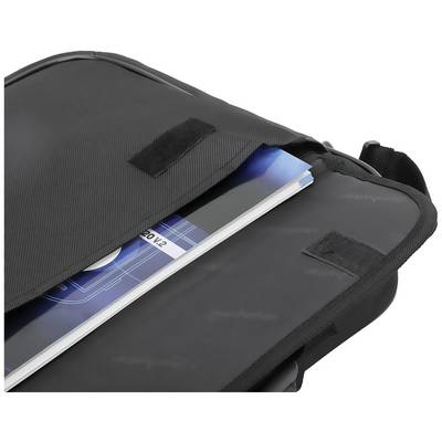 Un sac bandoulière noir avec un magazine et un livre bleu visibles à l'intérieur du sac ouvert.