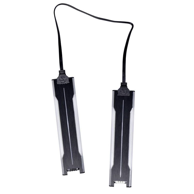Deux lampes LED noires reliées par un câble, de forme rectangulaire, conçues pour un éclairage efficace.