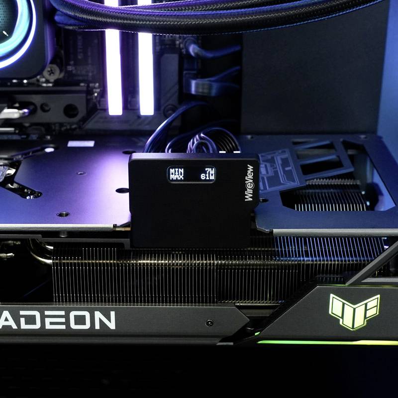 Une carte graphique portant l'inscription 'RADEON' et munie d'un petit écran affichant des informations de température et de vitesse de rotation est installée à l'intérieur d'un boîtier d'ordinateur.