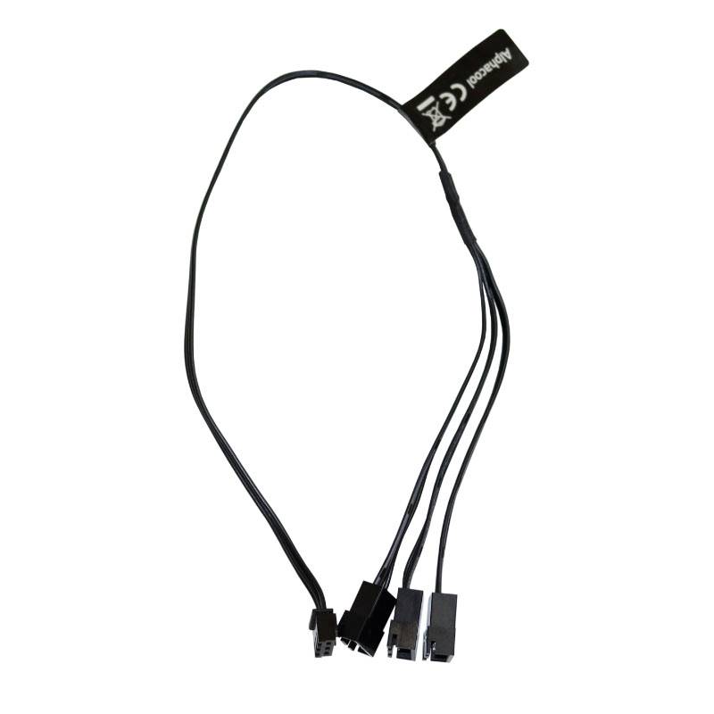 Un câble noir à quatre extrémités, adapté pour connecter des composants d'ordinateur. Il porte une étiquette avec des informations sur le fabricant.