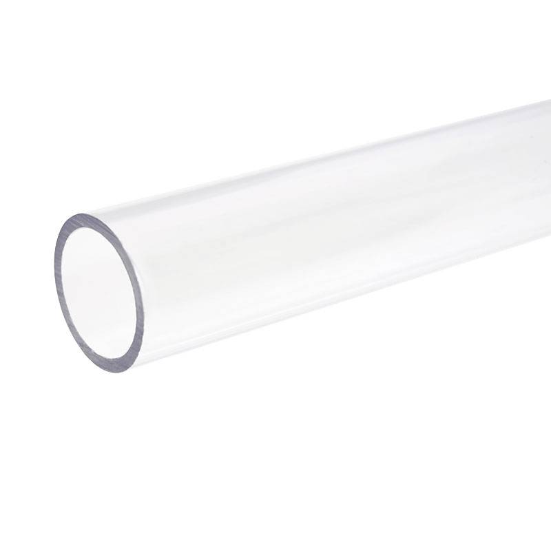 Tube en plastique transparent, photographié de côté, montrant la surface lisse, claire et les extrémités ouvertes du tube.