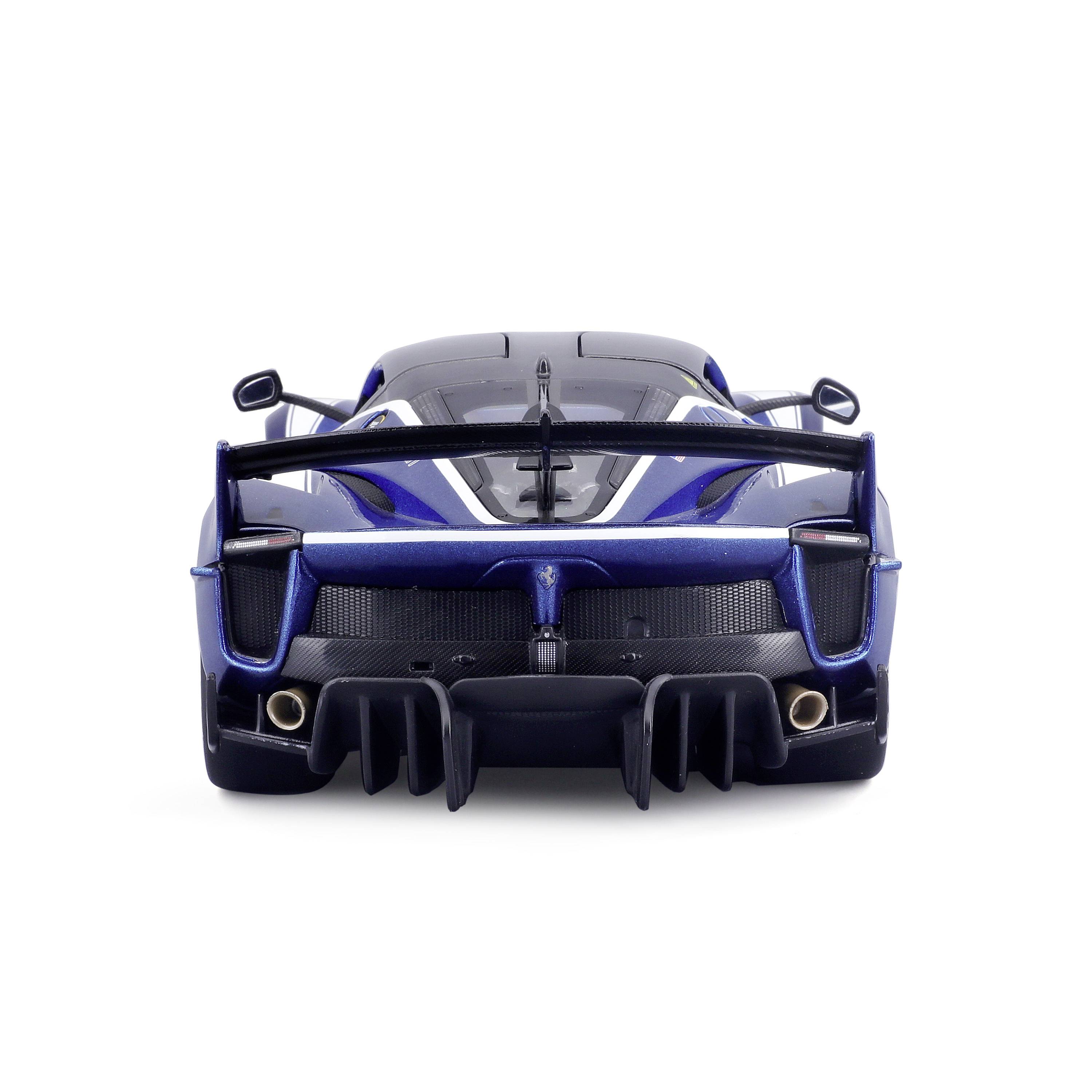 Une voiture de sport bleue vue de l'arrière, avec un grand aileron arrière et un design distinctif. L'accent est mis sur ses caractéristiques aérodynamiques.