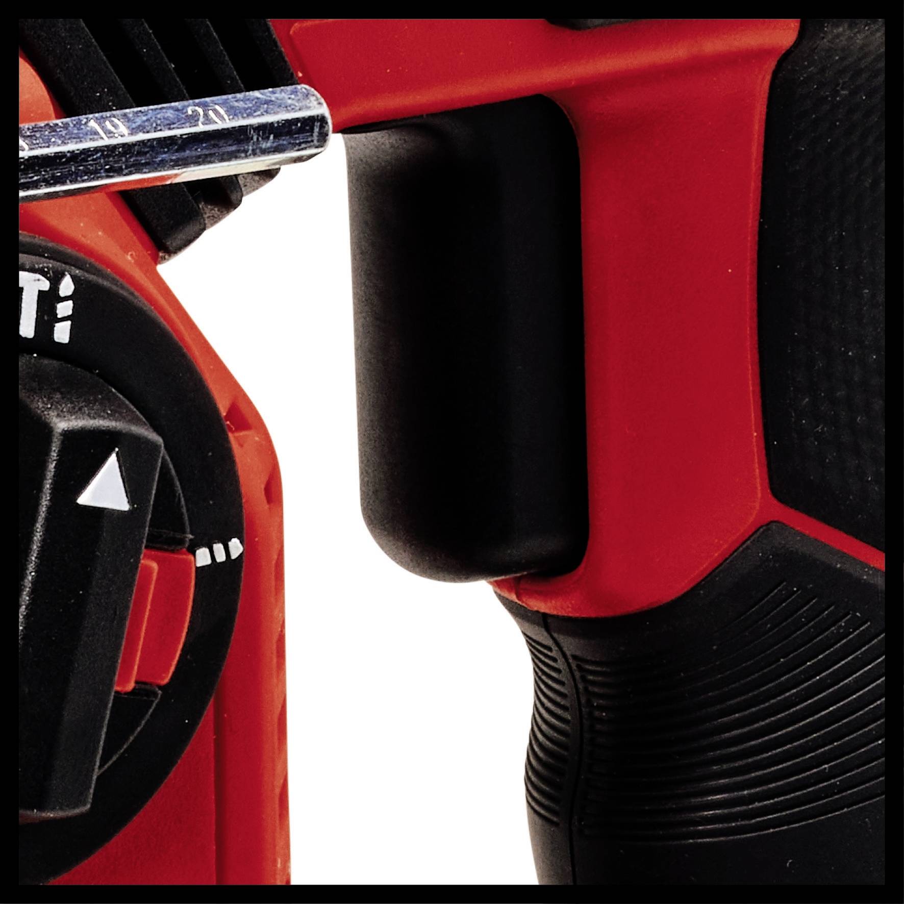 Gros plan sur un marteau-perforateur électrique rouge avec poignée et commandes noires.