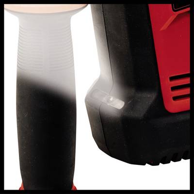 Une poignée d'outil noir et rouge, au design ergonomique et à la prise texturée pour une meilleure préhension.